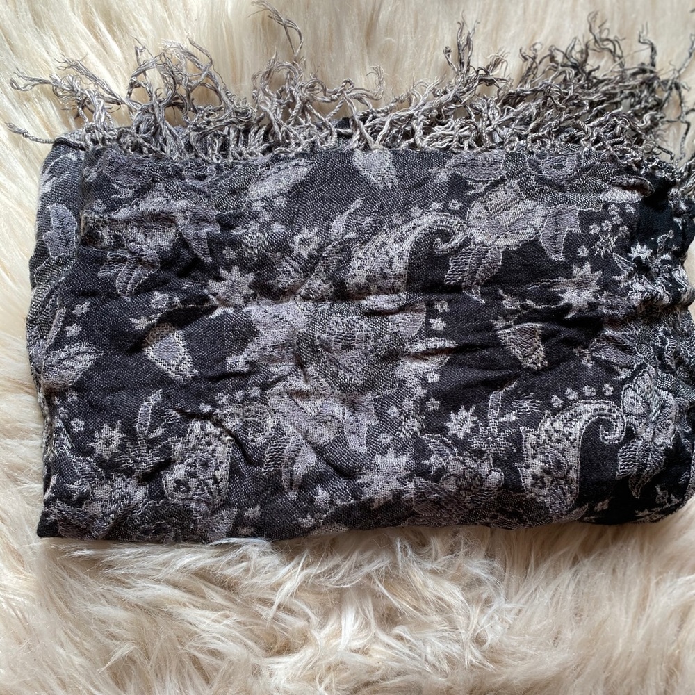 🌸 Black and grey paisley fall scarf